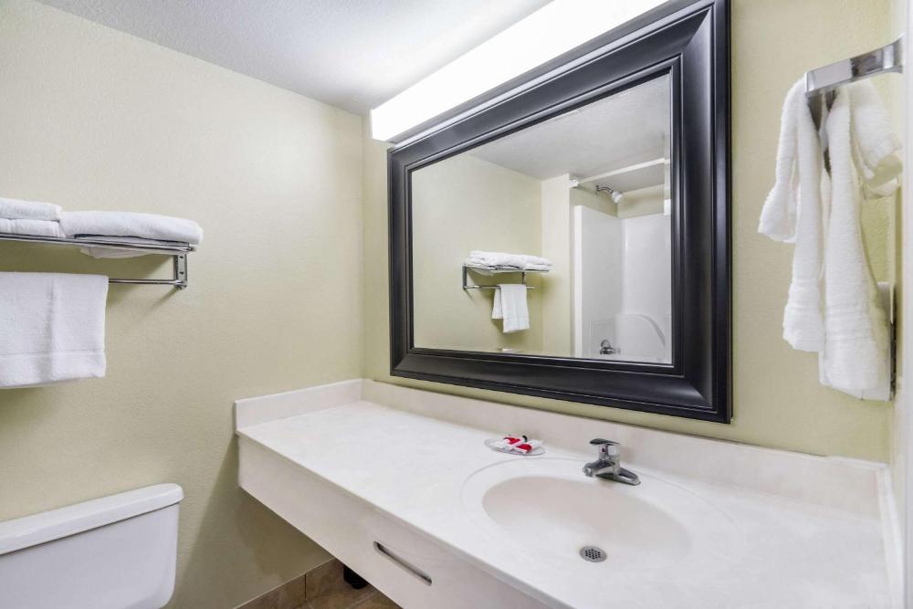 King Room - Non-Smoking interior